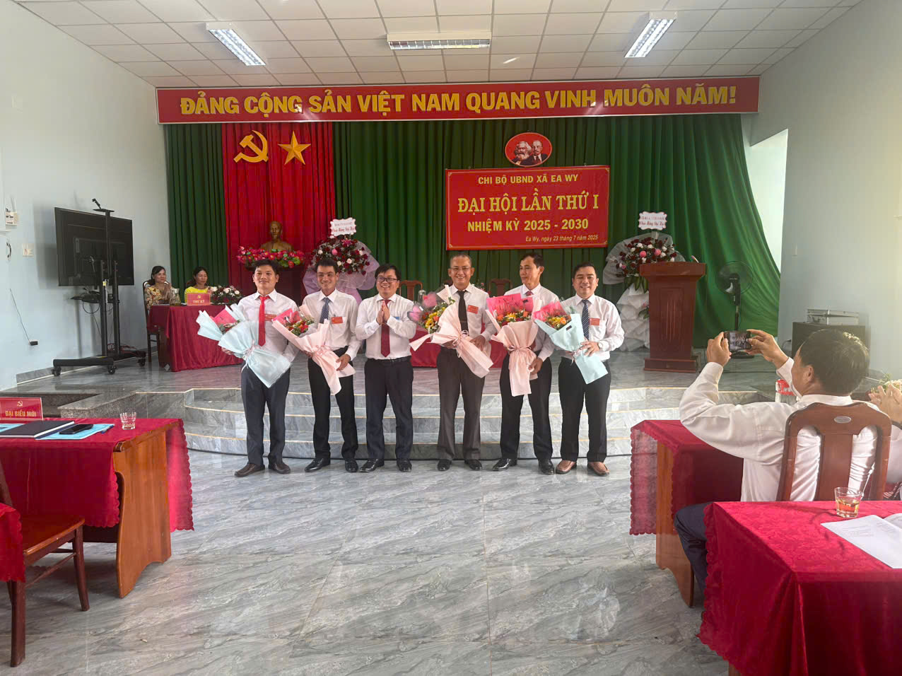 Đại hội Chi bộ UBND xã Ea Wy lần thứ I, nhiệm kỳ 2025 - 2030 thành công tốt đẹp